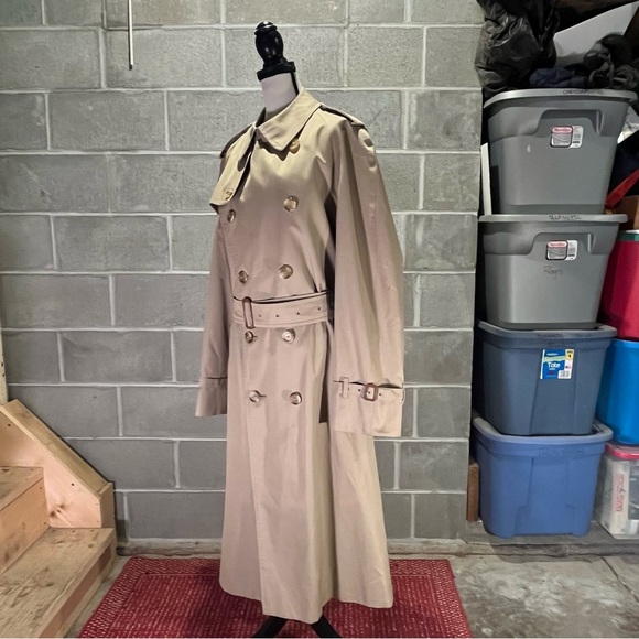 Burberry trench coat. - Picture 6 of 14